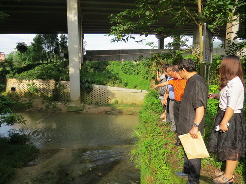 长兴街联组人大代表实地视察车陂涌植物园段水污染防治情况X
