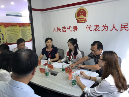 江明秦、黎文涛、卓山青代表2018年7月18日在天河科技园联络点接待选民群众