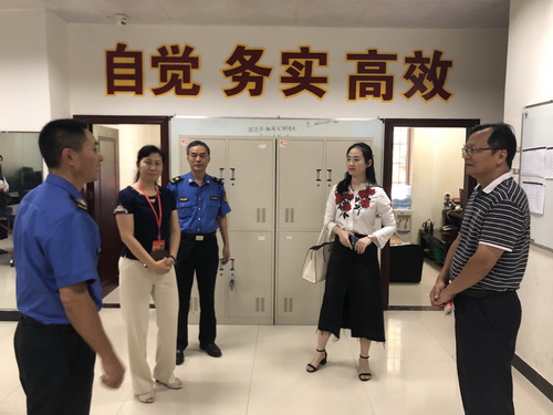 江明秦、黎文涛、卓山青代表2018年7月18日走访天园街城管执法队 (2)